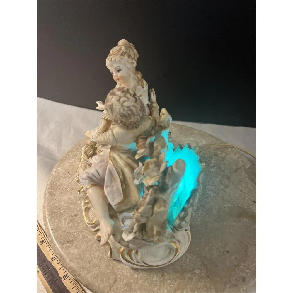 Ardalt/Sankyo Music Box Electrical Lamp Light Victorian Courting Couple Works